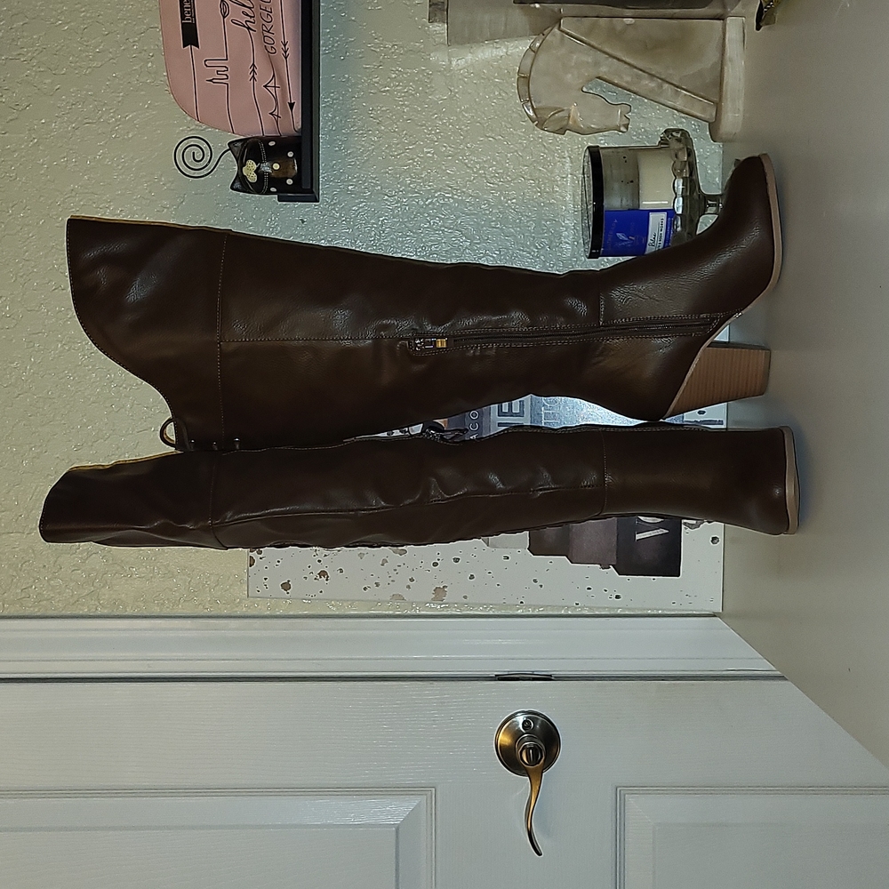 Journey Collection brown knee high boots, lattice side, zip up inside Sz 7